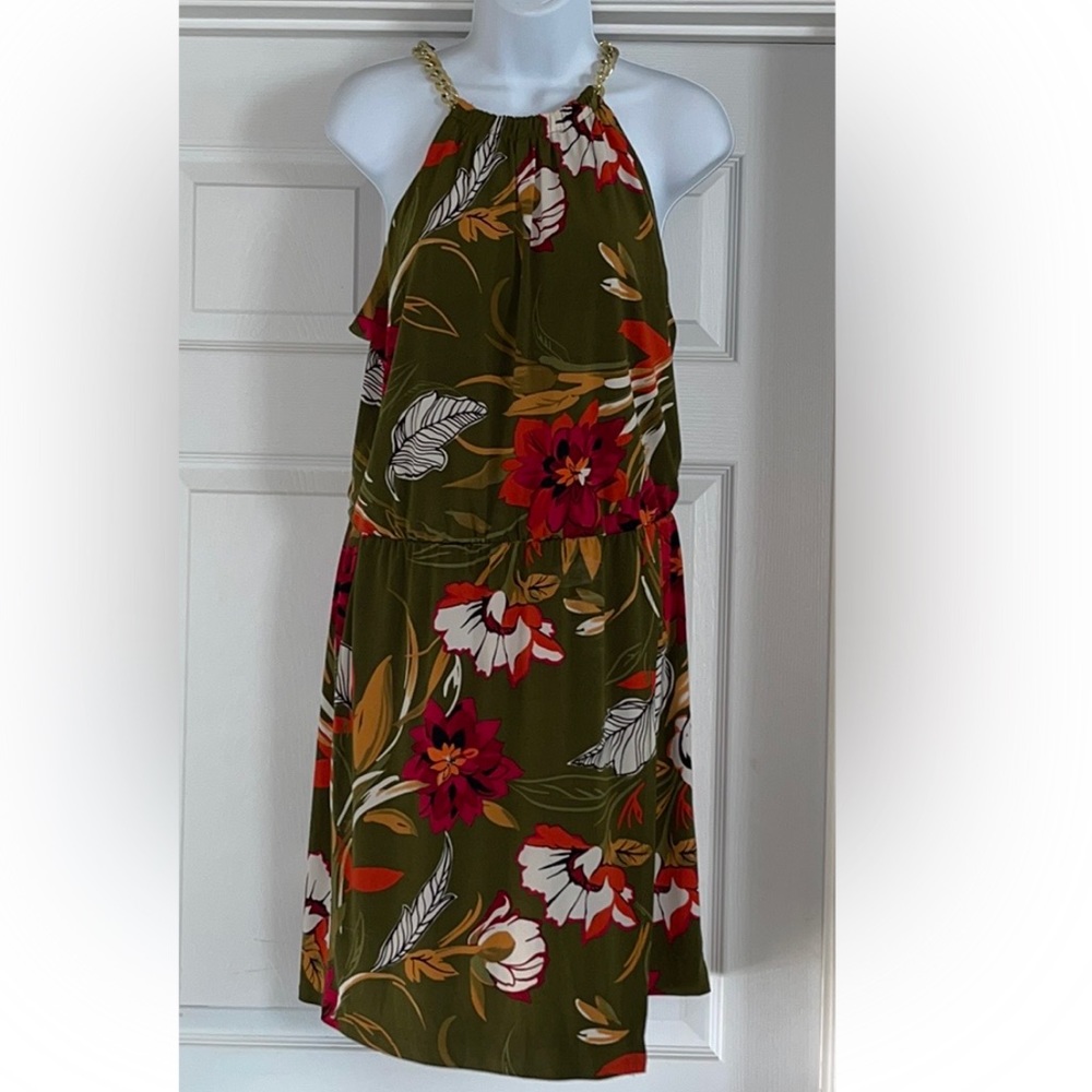 Decorative neck chain dress with stretchy waist and front half flap.